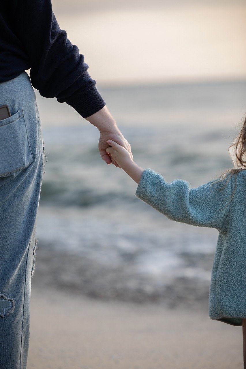 Kinder in der Schaukel und Mutter da
